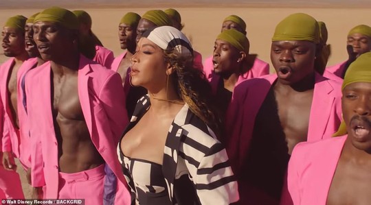 Ong chúa Beyonce được ngợi khen với thời trang sặc sỡ - Ảnh 12.