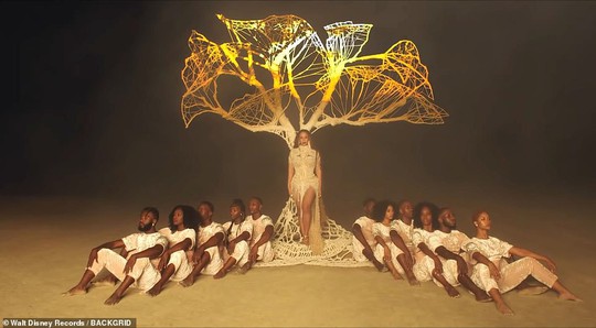 Ong chúa Beyonce được ngợi khen với thời trang sặc sỡ - Ảnh 9.