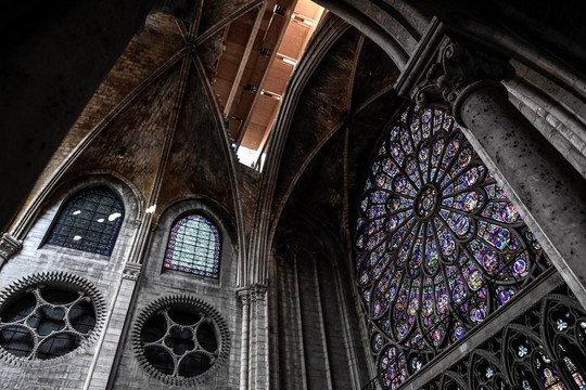 Nhà thờ Đức Bà Paris vẫn chưa đủ an toàn để được trùng tu - Ảnh 7.
