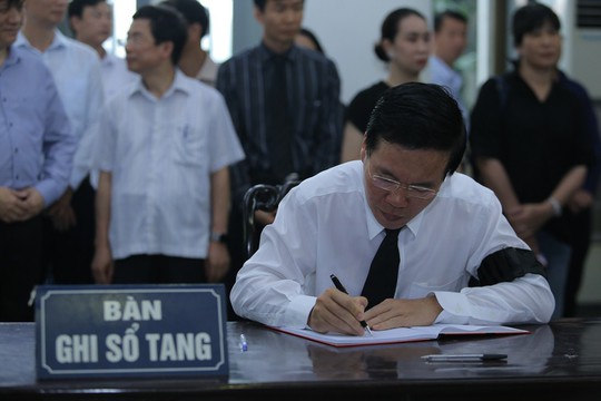 Thủ tướng Nguyễn Xuân Phúc tiễn biệt giáo sư Hoàng Tụy - Ảnh 11. Thủ tướng Nguyễn Xuân Phúc tiễn biệt giáo sư Hoàng Tụy - Ảnh 11.