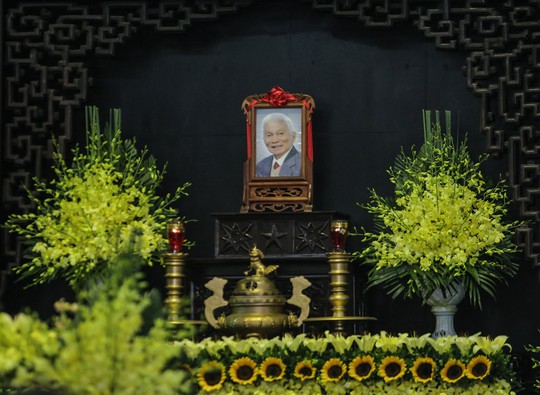 Thủ tướng Nguyễn Xuân Phúc tiễn biệt giáo sư Hoàng Tụy - Ảnh 3. Thủ tướng Nguyễn Xuân Phúc tiễn biệt giáo sư Hoàng Tụy - Ảnh 3.