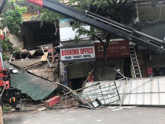 Nhà phố cổ ở Hà Nội bất ngờ đổ sập - Ảnh 8.