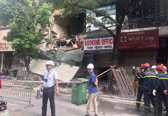 Nhà phố cổ ở Hà Nội bất ngờ đổ sập - Ảnh 3.