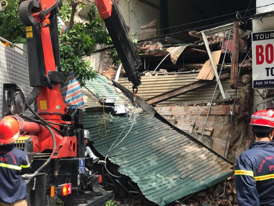 Nhà phố cổ ở Hà Nội bất ngờ đổ sập - Ảnh 11.