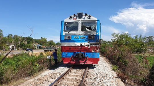 Bị tàu tông, tài xế xe tải văng xa 5 m - Ảnh 1.