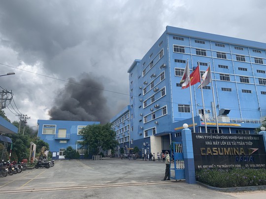 Sau tiếng nổ lớn, khói bao trùm cả 1 vùng trời thị xã Tân Uyên - Ảnh 4.