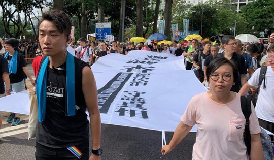 Hàng chục ngàn người Hồng Kông lại xuống đường biểu tình - Ảnh 2.