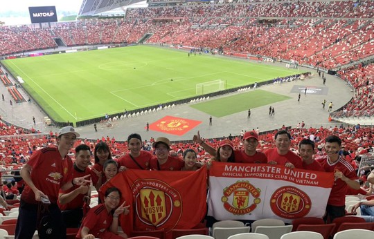 Người hâm mộ Việt Nam sang Singapore tiếp lửa Man United đánh bại Inter - Ảnh 2.