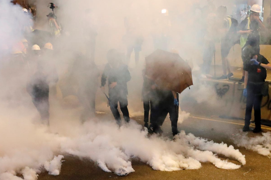 Hồng Kông: Cảnh sát trấn áp, để nhóm đeo mặt nạ đánh người biểu tình - Ảnh 5.