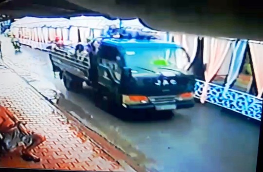 Vụ giang hồ nổ súng truy sát ở Tiền Giang: Tân móp đầu thú - Ảnh 1.
