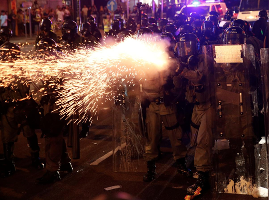 Hồng Kông: Cảnh sát trấn áp, để nhóm đeo mặt nạ đánh người biểu tình - Ảnh 4.