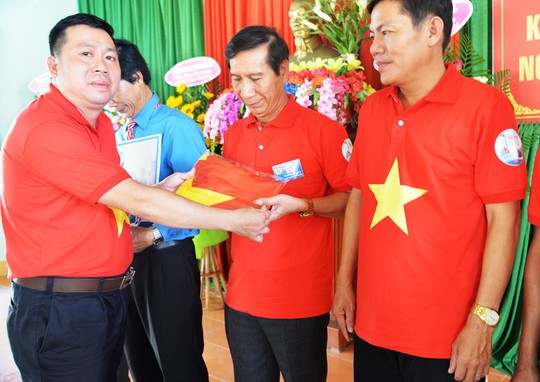 Tiếp tục trao 1.000 lá cờ Tổ quốc cho ngư dân Quảng Ngãi - Ảnh 2.