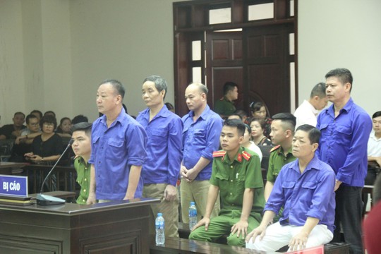 Ông trùm Hưng kính tỏ ra bình thản, không còn tránh ống kính phóng viên - Ảnh 2.