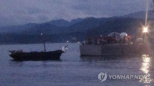 Hàn Quốc tạm giữ “thuyền quân đội Triều Tiên” xâm nhập lãnh hải - Ảnh 1.