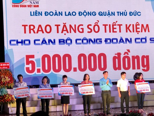Trao 10 sổ tiết kiệm cho cán bộ Công đoàn khó khăn - Ảnh 1.