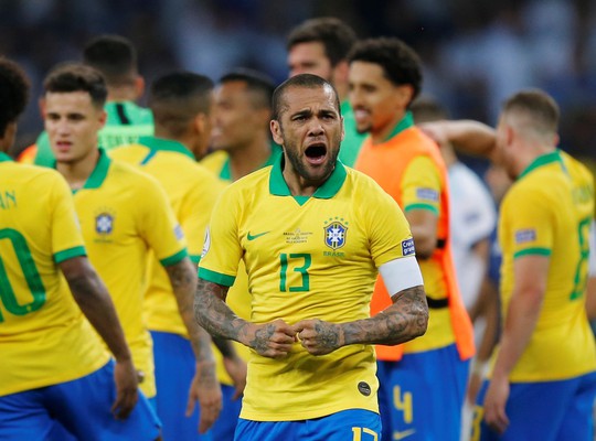 Vô địch Copa America 2019, Dani Alves đi vào ngôi đền huyền thoại - Ảnh 2.