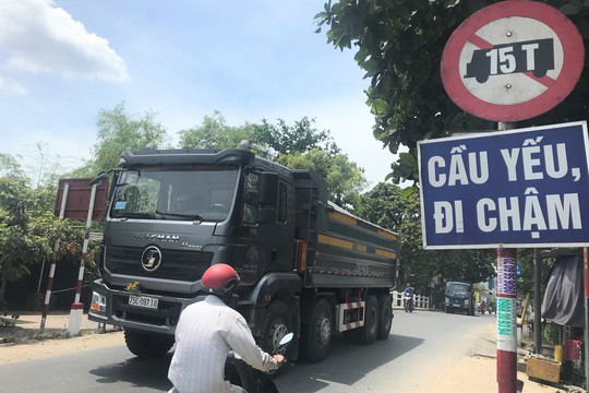 Xe chở quá tải vẫn hoành hành - Ảnh 5.