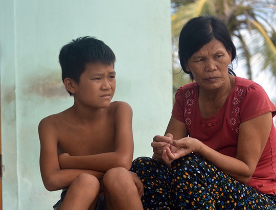 5 ngư dân Quảng Bình mất tích khi trú bão: Gia đình tuyệt vọng lập bàn thờ - Ảnh 3.