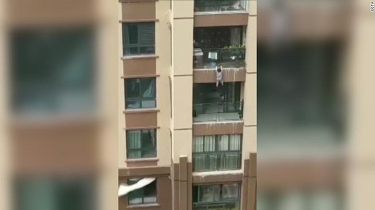 Rơi từ tầng 6 tòa nhà, bé trai 3 tuổi may mắn được cứu sống - Ảnh 1.