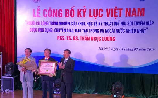 Bác sĩ Việt có nhiều học viên nước ngoài nhất nhận chứng nhận kỷ lục Việt Nam - Ảnh 4.
