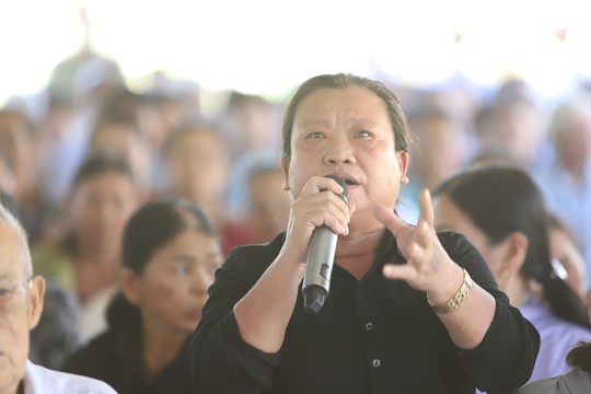 Dân bãi rác Khánh Sơn bật khóc khi đối thoại với lãnh đạo - Ảnh 2.