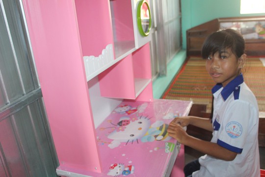Bé gái và cha khóc nghẹn khi được trao nhà mới - Ảnh 6.