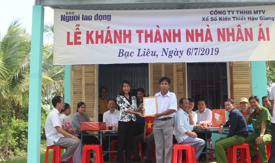 Bé gái và cha khóc nghẹn khi được trao nhà mới - Ảnh 2.