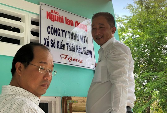 Bé gái và cha khóc nghẹn khi được trao nhà mới - Ảnh 13.