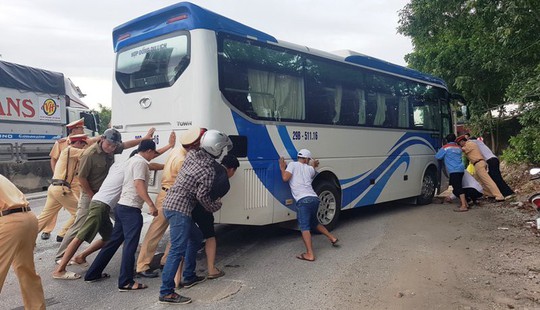 4 &ocirc;t&ocirc; t&ocirc;ng nhau li&ecirc;n ho&agrave;n tr&ecirc;n QL1A, 2 người bị thương - Ảnh 4.