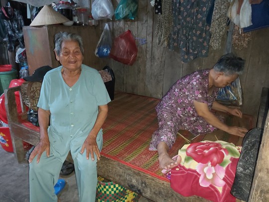 Hỗ trợ cụ bà 85 tuổi ngâm mình dưới biển nuôi cháu tâm thần ở Phú Quốc - Ảnh 2.