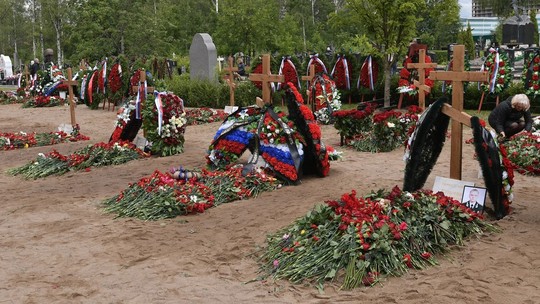 Nga: 14 thủy thủ thiệt mạng trong vụ cháy tàu ngầm được chôn cất - Ảnh 1.