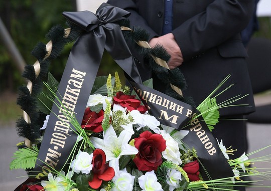 Nga: 14 thủy thủ thiệt mạng trong vụ cháy tàu ngầm được chôn cất - Ảnh 3.