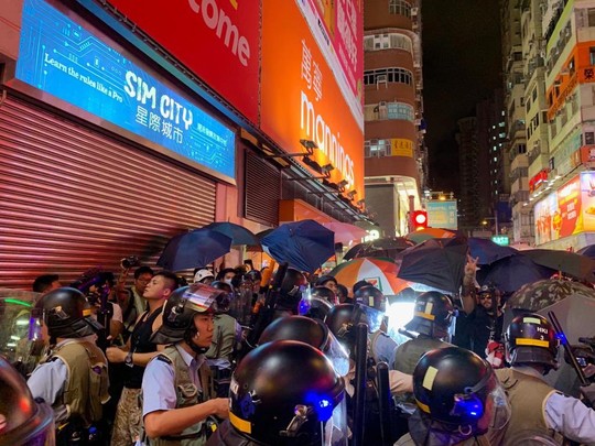 Hồng Kông: Cảnh sát và người biểu tình tiếp tục đụng độ - Ảnh 1.