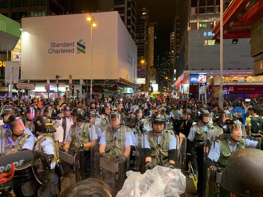 Hồng Kông: Cảnh sát và người biểu tình tiếp tục đụng độ - Ảnh 3.
