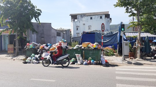 Đà Nẵng: Hàng chục người dân lại tiếp tục dựng lều chặn xe chở rác - Ảnh 5.