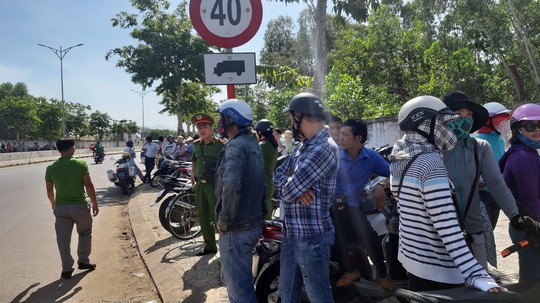 Đà Nẵng: Hàng chục người dân lại tiếp tục dựng lều chặn xe chở rác - Ảnh 3.