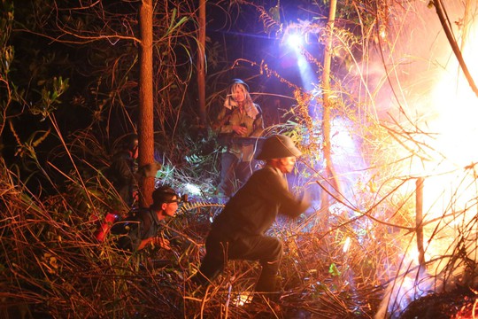 Rừng tại Hà Tĩnh cháy đỏ trời trong đêm, nhiều hộ dân phải sơ tán khẩn cấp - Ảnh 4.