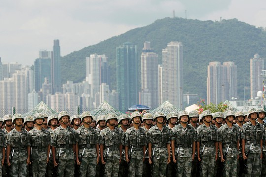 Quân đội Trung Quốc cảnh báo người biểu tình Hồng Kông - Ảnh 1.