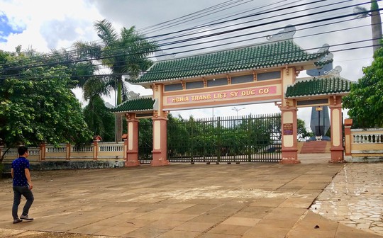 Tiếp tay chiếm đoạt tiền nghĩa trang, chủ tịch huyện bị cảnh cáo - Ảnh 2.