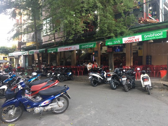 GrabFood muốn gì khi “phủ xanh” con phố ẩm thực sầm uất ở TP HCM? - Ảnh 4.