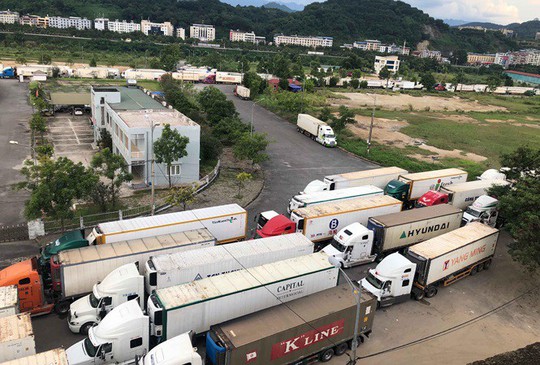 Trung Quốc siết thông quan, hơn 500 xe container thanh long ùn ứ tại cửa khẩu Lào Cai - Ảnh 1.