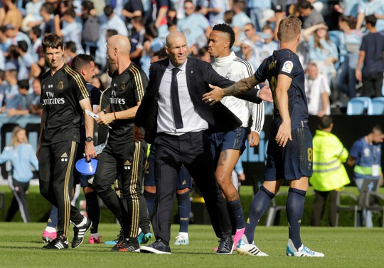 Zidane chuẩn bị nhận trát sa thải, Mourinho thay ghế nóng Real Madrid? - Ảnh 2.