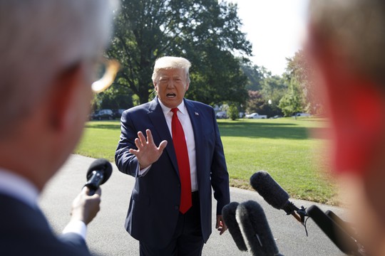 Ông Trump xem xét phong toả hoặc cách ly Venezuela - Ảnh 1.