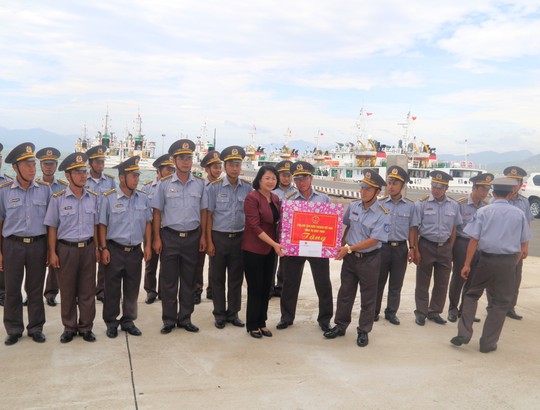 Cùng Phó Chủ tịch nước trao 1.000 lá cờ Tổ quốc để ngư dân Khánh Hòa bám biển - Ảnh 2.