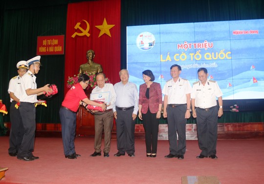 Cùng Phó Chủ tịch nước trao 1.000 lá cờ Tổ quốc để ngư dân Khánh Hòa bám biển - Ảnh 8.