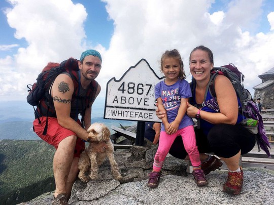 Bé gái 4 tuổi mê leo núi chinh phục thành tích đáng nể - Ảnh 1.