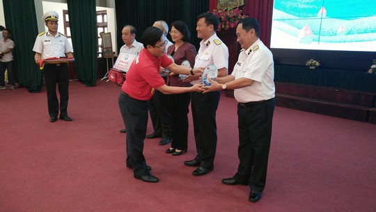 Cùng Phó Chủ tịch nước trao 1.000 lá cờ Tổ quốc để ngư dân Khánh Hòa bám biển - Ảnh 6.