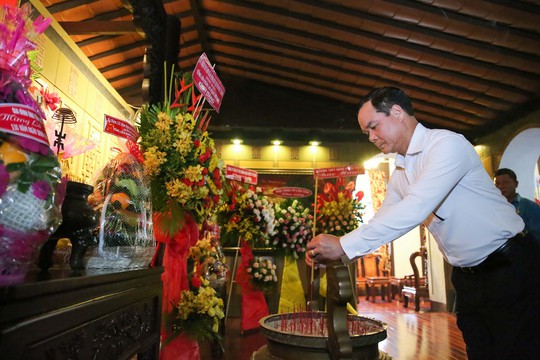 Chủ tịch Tổng LĐLĐ Việt Nam dâng hương tưởng niệm Chủ tịch Tôn Đức Thắng - Ảnh 2.