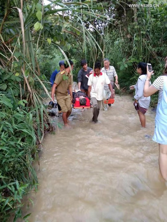 Xe buýt rơi xuống hẻm núi ở Lào, 13 du khách Trung Quốc thiệt mạng - Ảnh 1.
