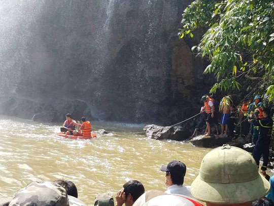 Vừa vớt được thi thể 3 thanh niên bị nước cuốn mất tích khi tắm thác - Ảnh 2.